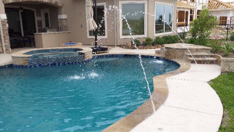 A large swimming pool with a fountain in the middle of it.