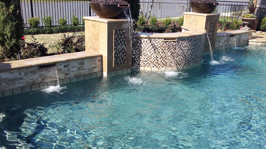 A large swimming pool with a fountain in the middle of it.