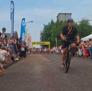 Kalle Jerzynka des Post SV Buer als Fahrradbegleitung beim Zechenlauf des SuS Bertlich