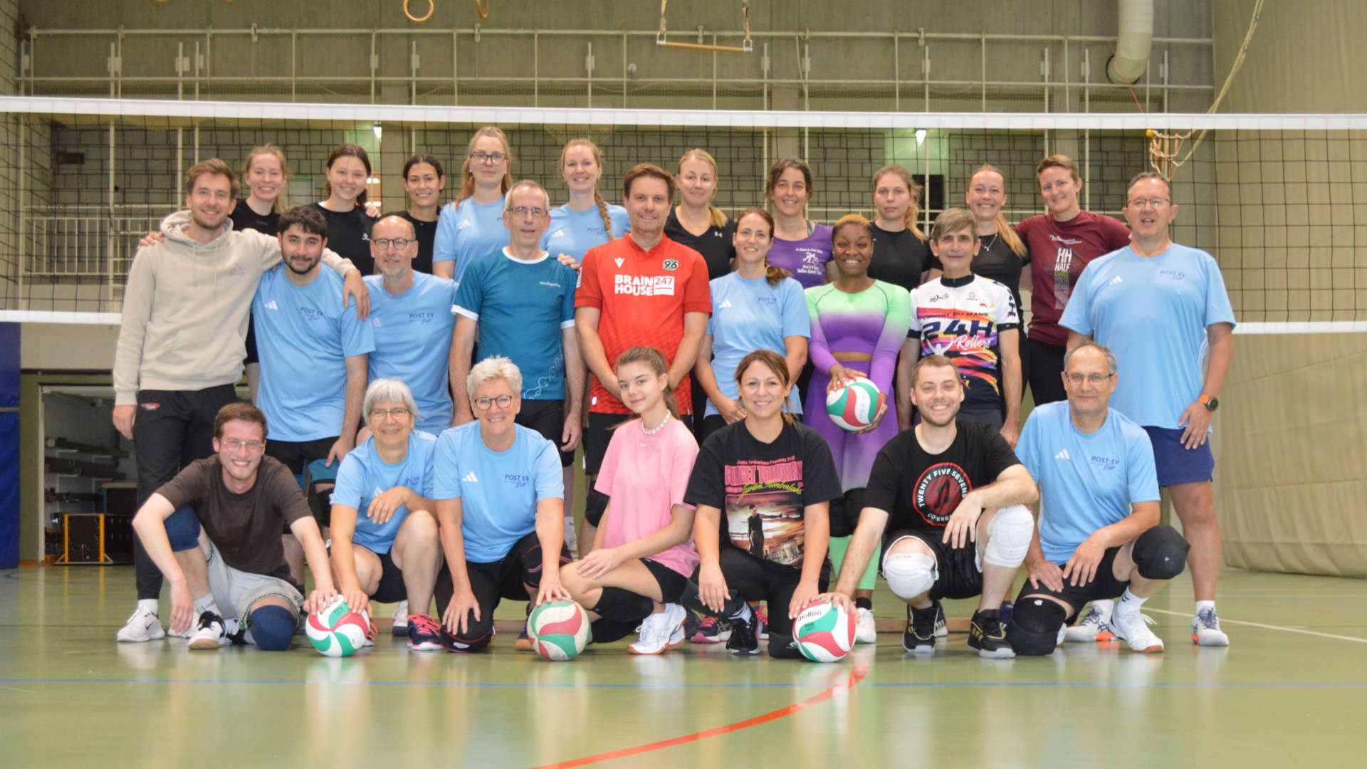 Volleyball Mixed Team im Trainingslager in Hachen - Teamfoto