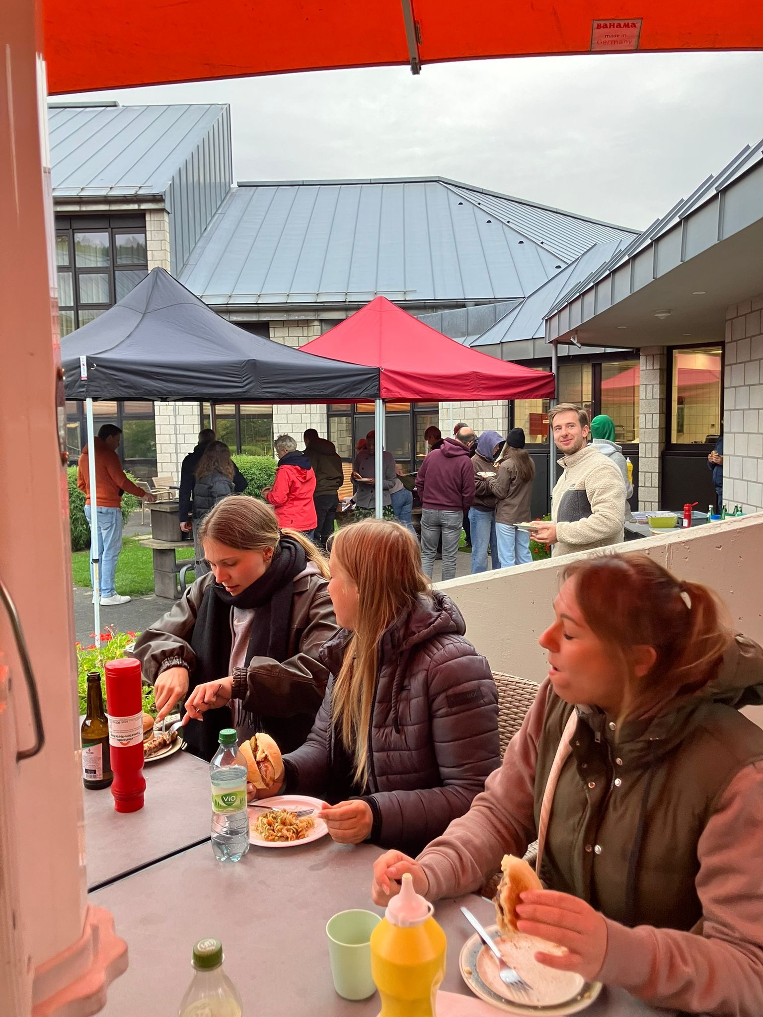 Volleyball Mixed Team im Trainingslager in Hachen - beim gemeinsamen Grillen