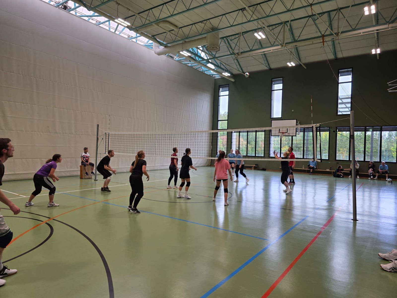 Volleyball Mixed Team im Trainingslager in Hachen - beim Volleyball-Spiel