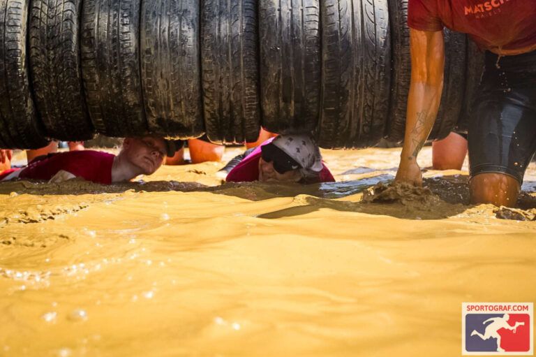 Team der Muddy Angels aus der Inline-Abteilung kämpft sich durch ein Schlammbad