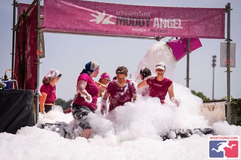 Team der Muddy Angels aus der Inline-Abteilung kämpft sich durch ein Schaumbad