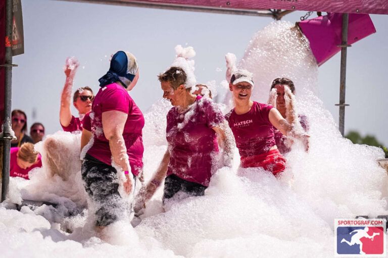 Team der Muddy Angels aus der Inline-Abteilung kämpft sich durch ein Schaumbad